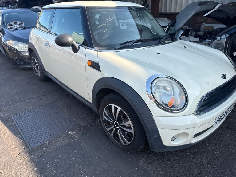 Breaking mini 2009 for parts 