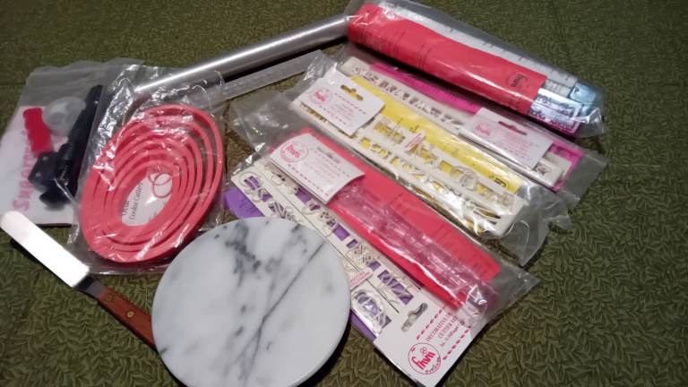 Sugarcraft, Cake decorating equipment, lazy Susan