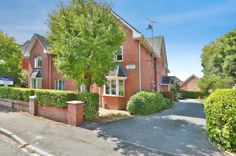TWO DOUBLE BEDROOM UPPER-FLOOR APARTMENT WITH PRIVATE PARKING