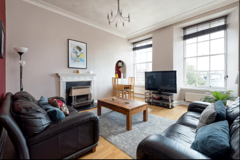 Bright 2 bed flat Edinburgh city centre