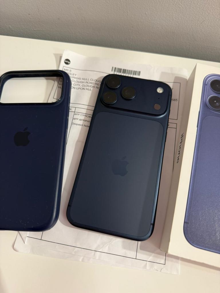 iPhone 17 pro max - 256gb - as new - navy