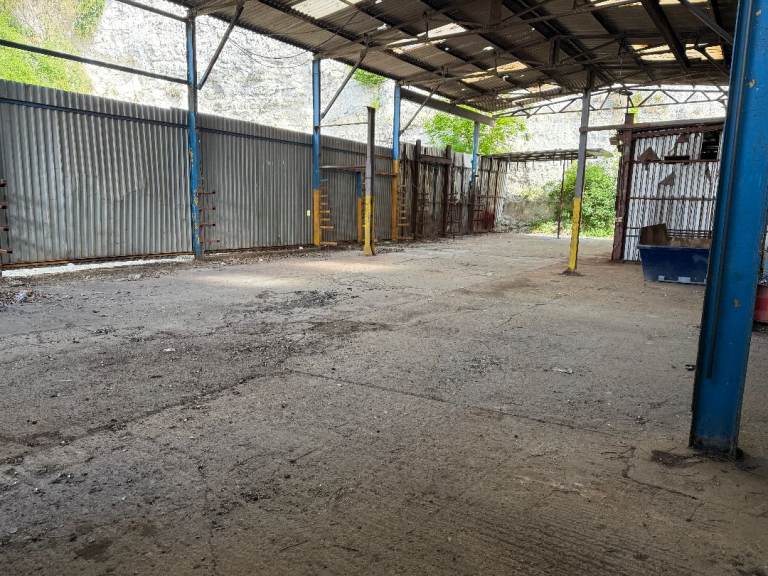 Warehouse With Large Yard To Rent in Chatham