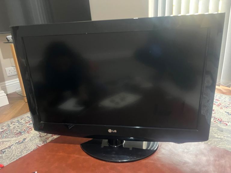LG 22LS3500 22-inch TV – Good Condition