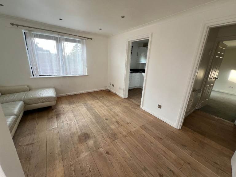 Outclass Ground Floor spacious  2 Bedrooms purpose built flat close to Buckhurst Hill Station
