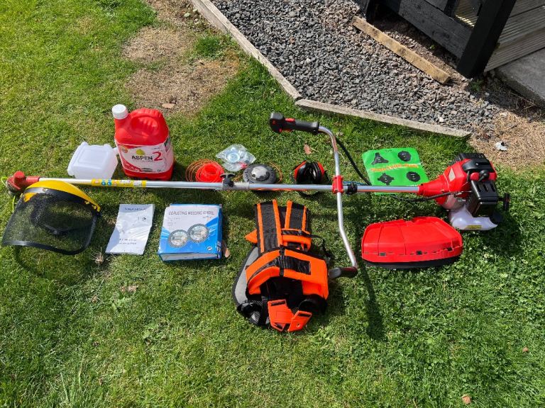 Petrol Strimmer/Brush Cutter with Accessories – As Good As New