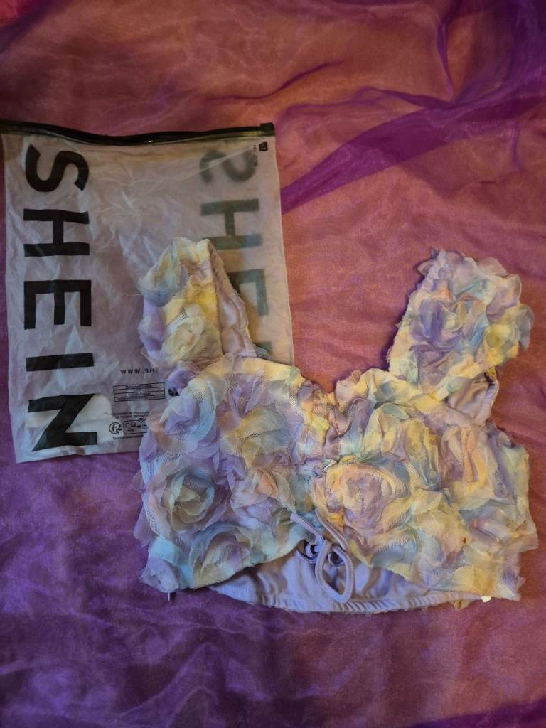 Elegant womens crop top, beautiful colours and looks amazing.  Size 8