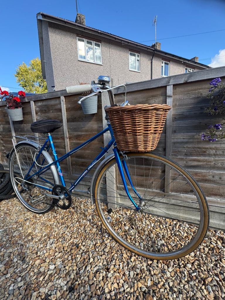 Women’s blue vintage hybrid bike 28 wheels ready to ride 