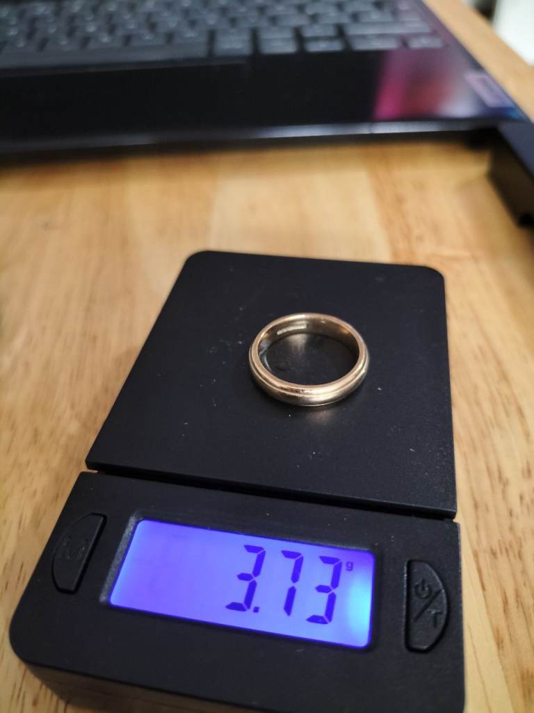 This 9ct yellow gold wedding band ring 