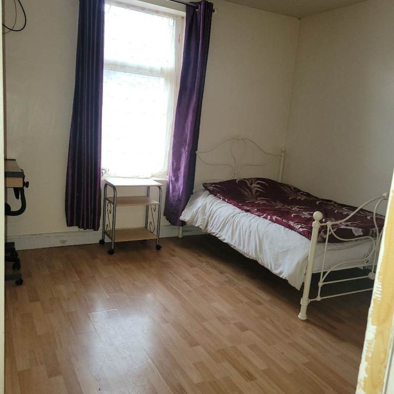Big room to rent just of dewsbury road 