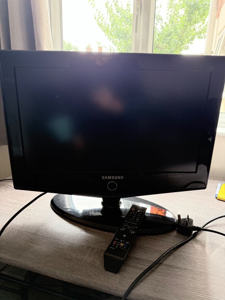 Samsung LE23R71B S 23-inch LCD TV with Remote