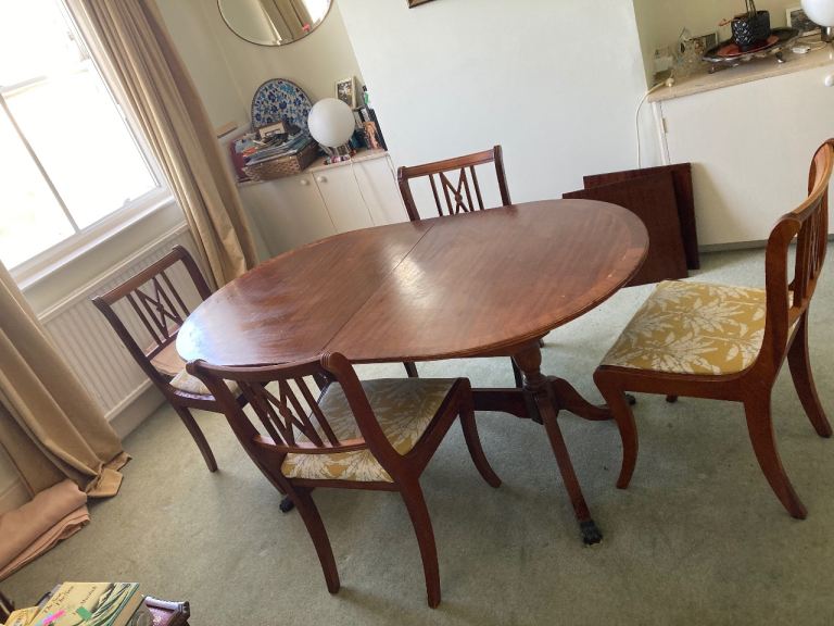 Dining table and 4 chairs - extendable 