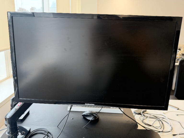 Office Clearance: Samsung U28E590D Monitor with Mounting Arm – Only £20