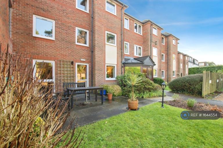 1 bedroom flat in Alexandria Court, Ferndown, BH22 (1 bed) (#1644554)