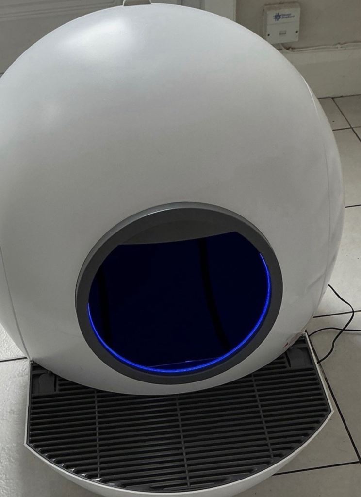 ELS PET G1 Self-Cleaning Cat Litter Box is an automated, app-controlled cat litter box