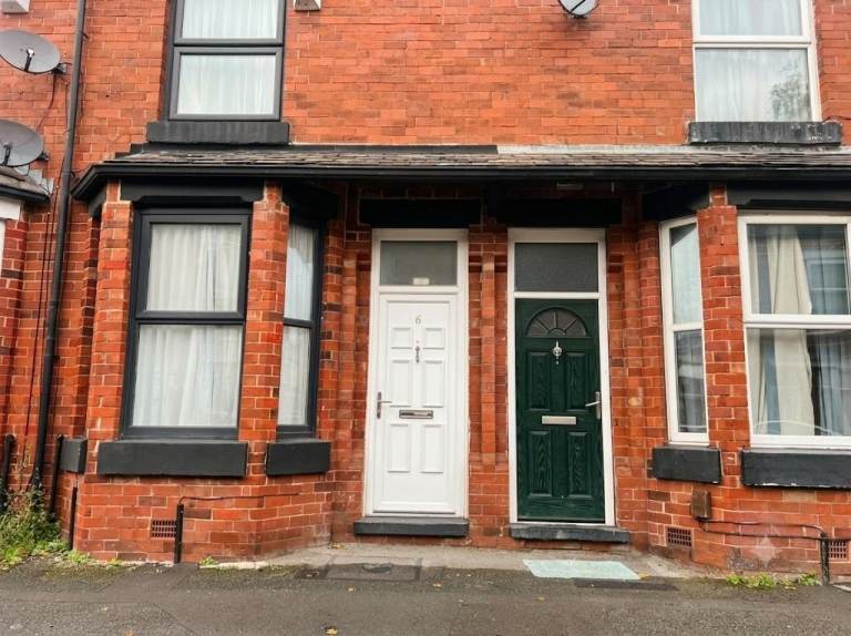 3 bedroom end of terrace house to rent