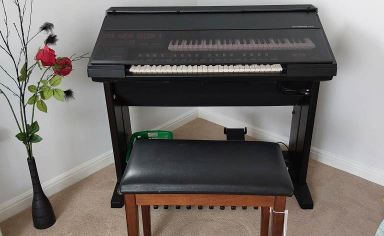 Yamaha  Electone HS-8 Organ and Stool
