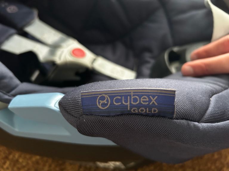 Reduced - Cybex Aton 5 Car Seat and Base (includes isofix clips)