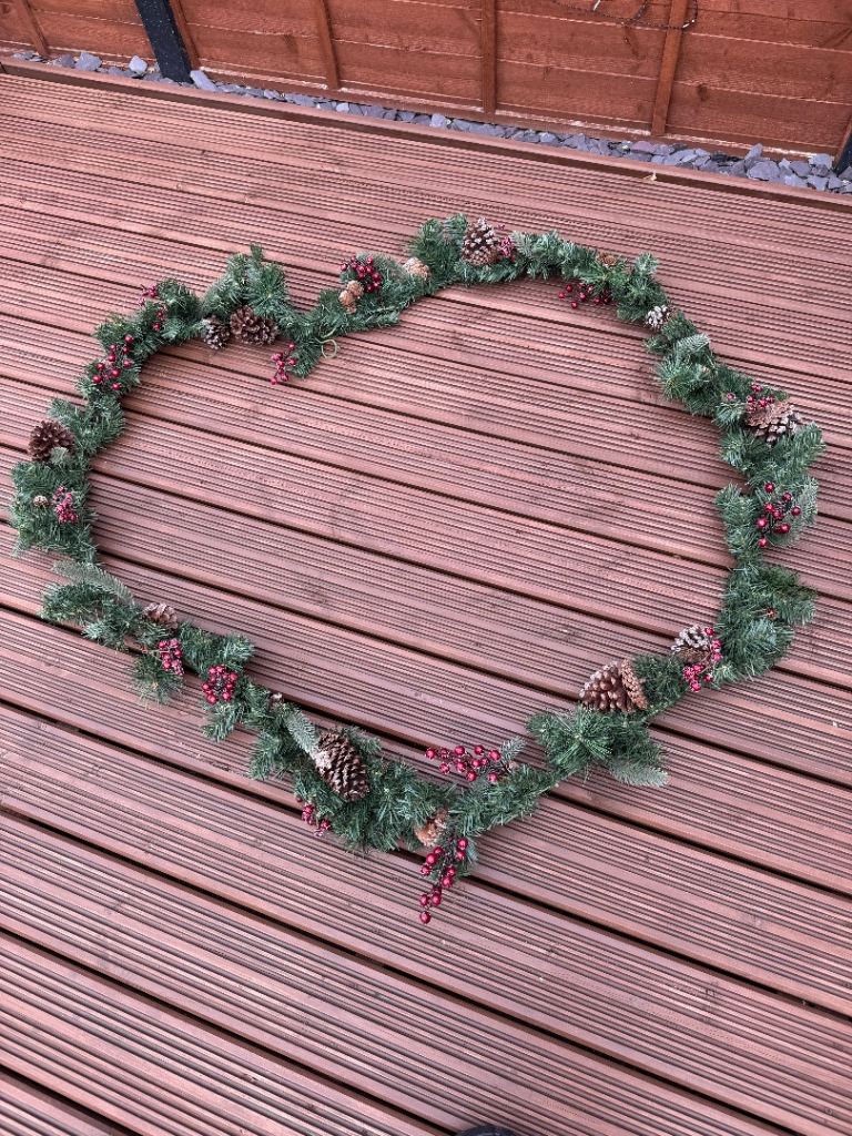 M&S Christmas Garland with Pinecones and Berries – Brand New without the tag