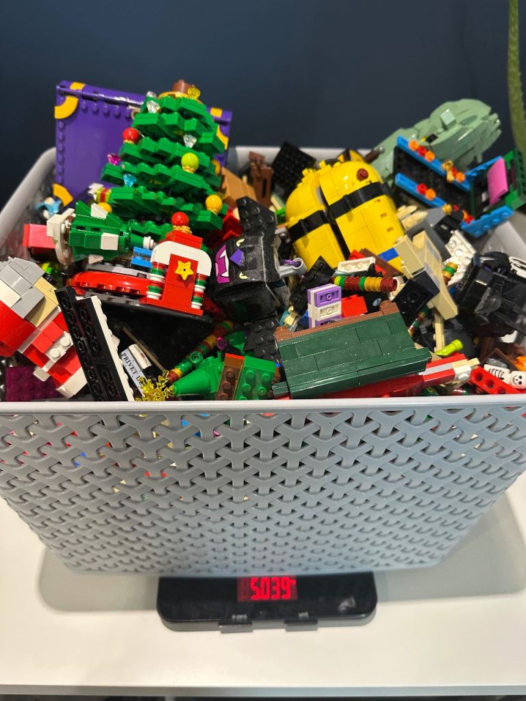 9kg of Lego 