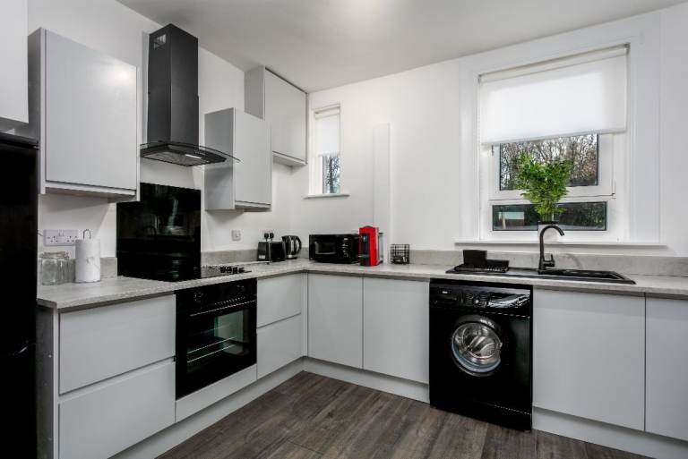 *** ATTENTION CONTRACTORS & FAMILIES - short term accommodation ***2 mins from train station ***