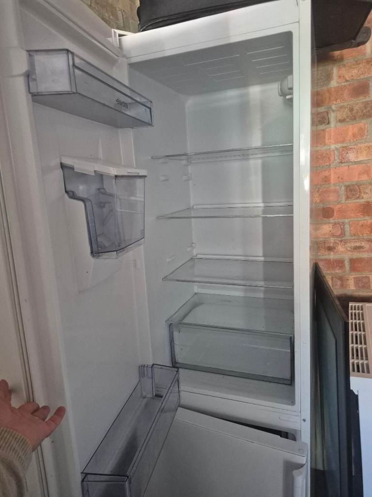 Upright fridge freezer 