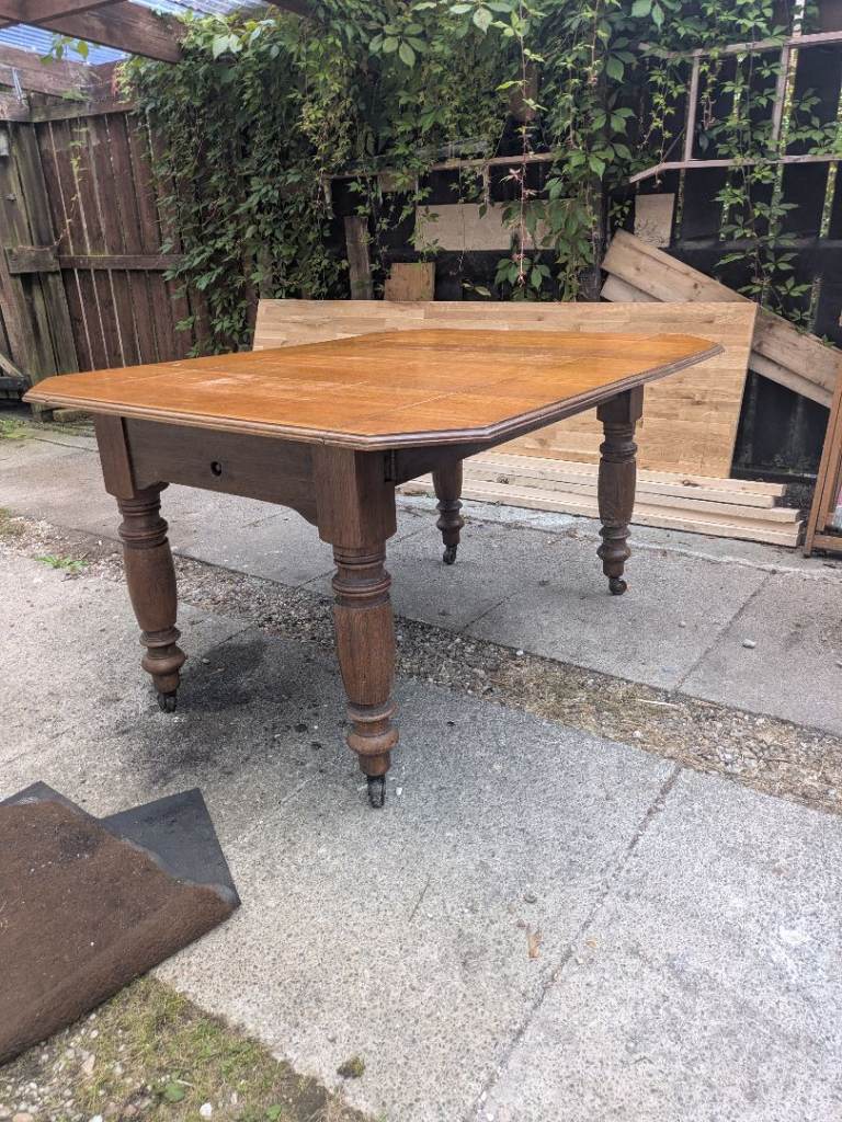 Sturdy extendable wooden dining table with crank