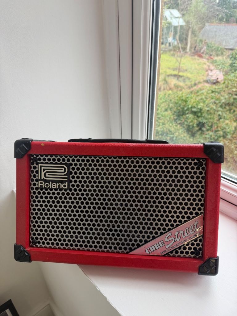 Roland cube street amplifier 
