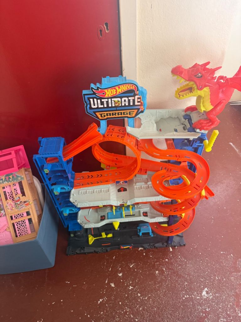 Hot wheels city garage 