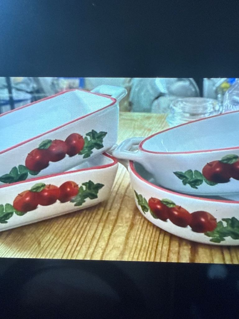 Set of 4 Ceramic Baking Dishes with Apple Design – Good Condition