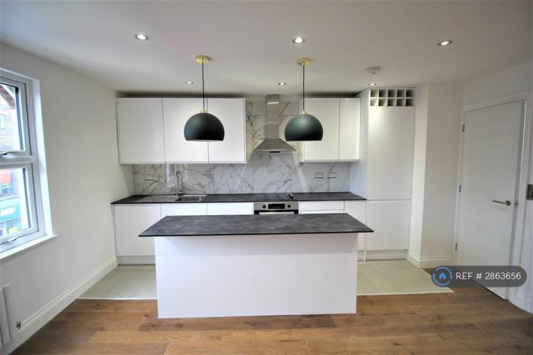 1 bedroom flat in Old Woolwich Road, London, SE10 (1 bed) (#2863656)