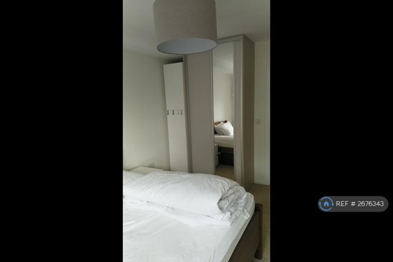 2 bedroom flat in Rosenburg Road, London, W3 (2 bed) (#2676343)