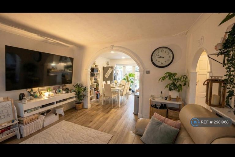3 bedroom house in South Road, South Ockendon, RM15 (3 bed) (#2981968)