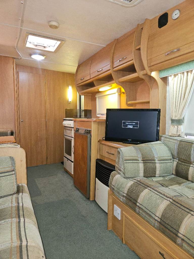 Four berth caravan - no damp - accessories included 