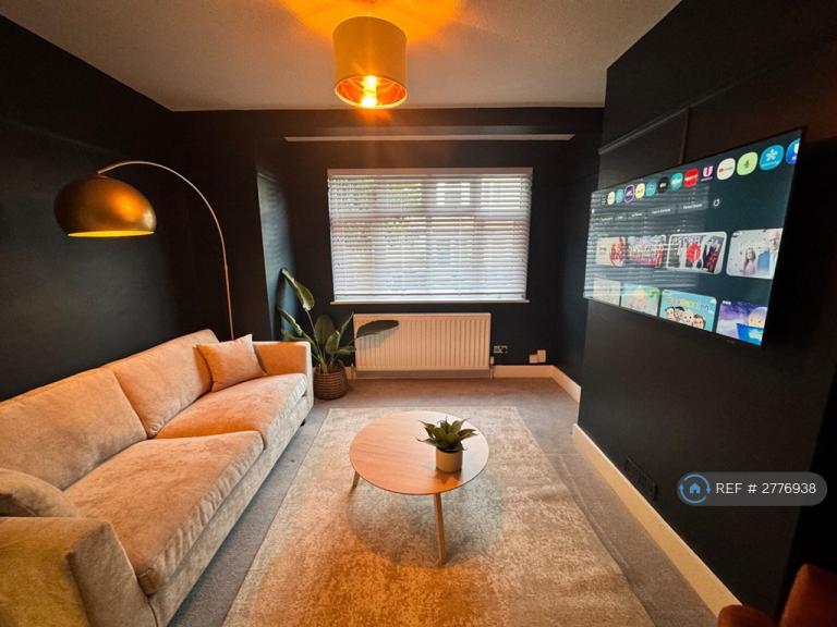 1 bedroom flat in Kimble Road, London, SW19 (1 bed) (#2776938)