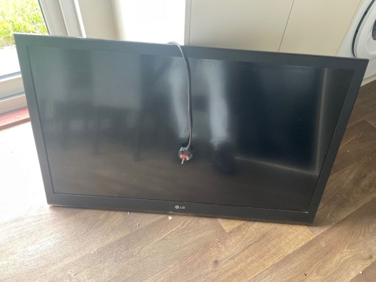 LG Flat Screen TV – Good Condition, Black