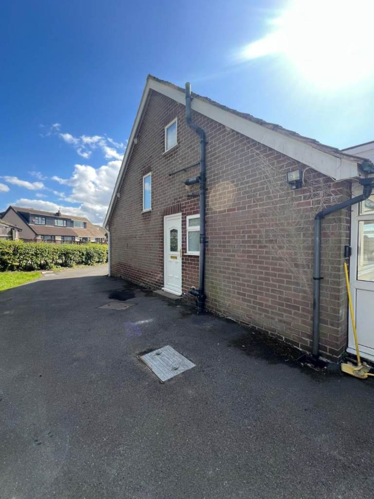 3 bedroom house in Fairfield Drive, Heckmondwike