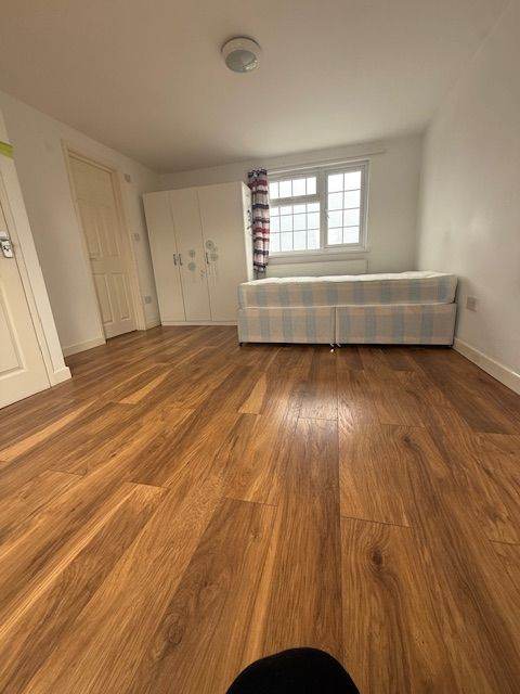 All Inclusive Double room, One person only,shared kitchen, close to West Tube station