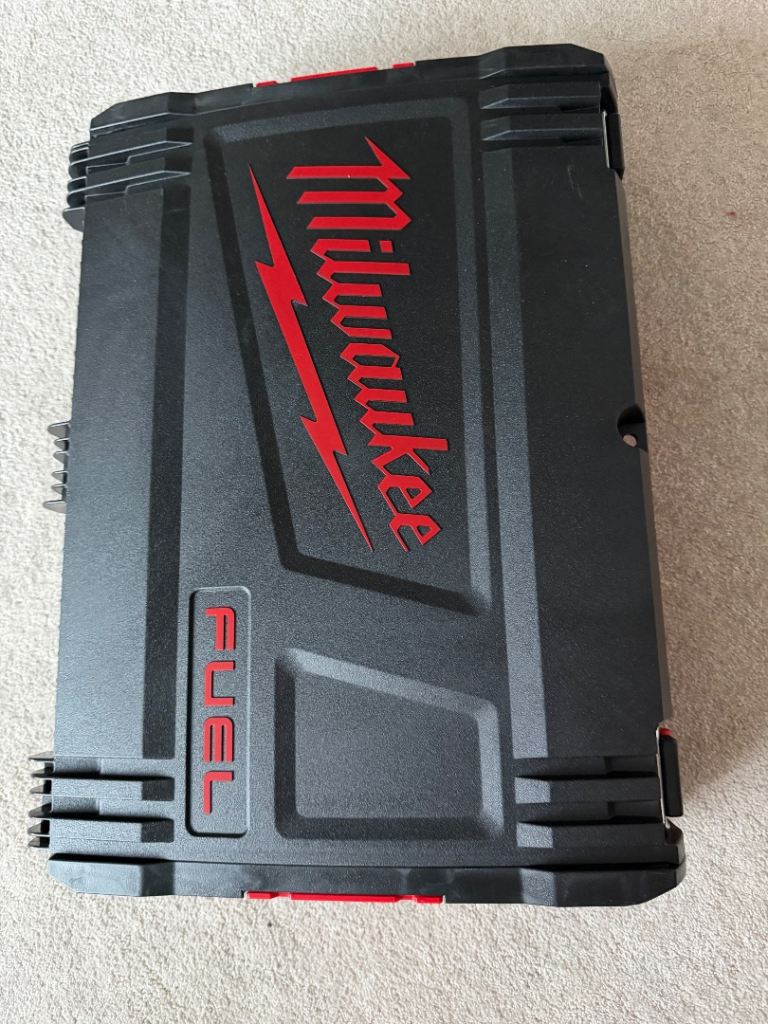 Milwaukee grinder + 2 batteries - brand new 