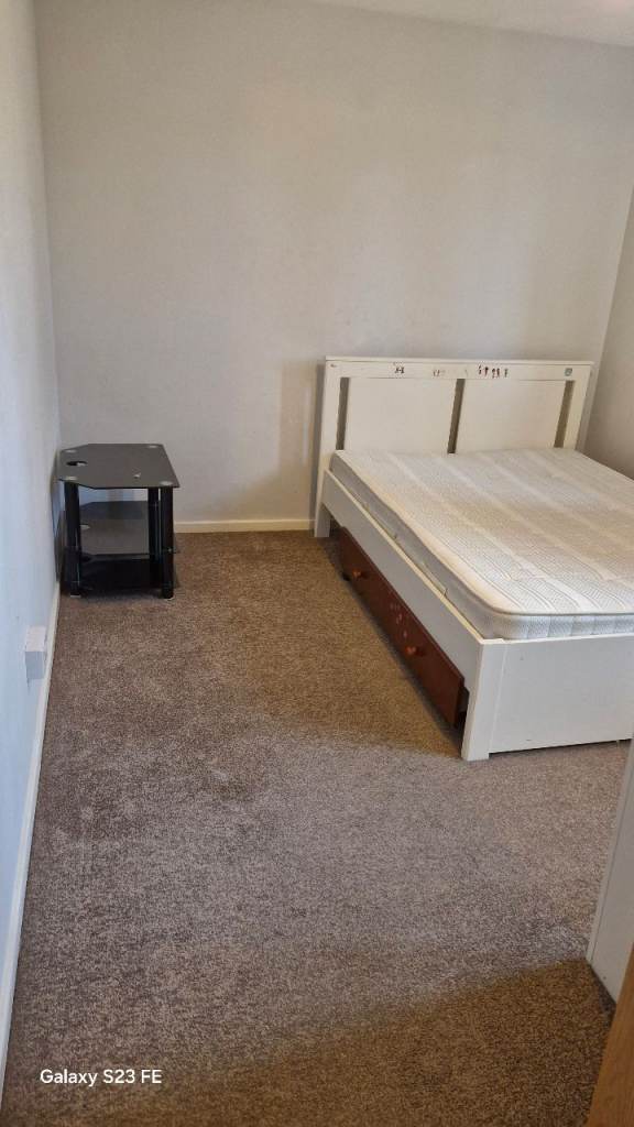 Large Room to Let