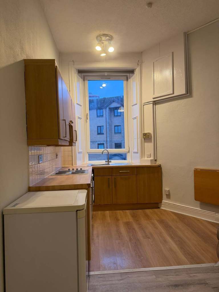 Furnished, just upgraded, one bedroom flat, 2minutes walk to Paisley Canal Train station