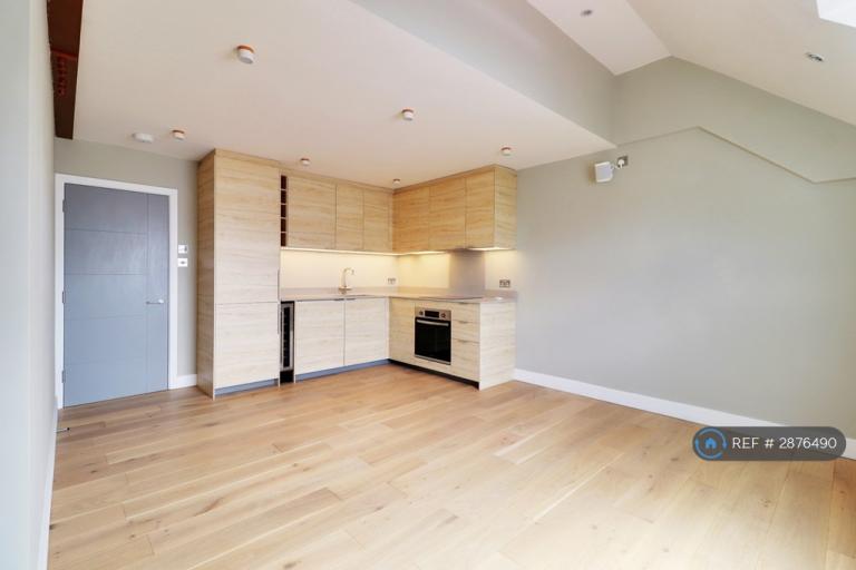 1 bedroom flat in Mount Mews, Hampton, TW12 (1 bed) (#2876490)