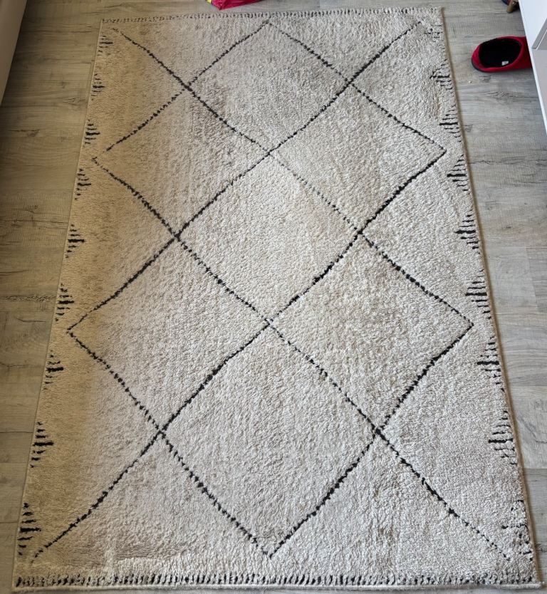 Cream and Black Patterned Rug – Good Condition