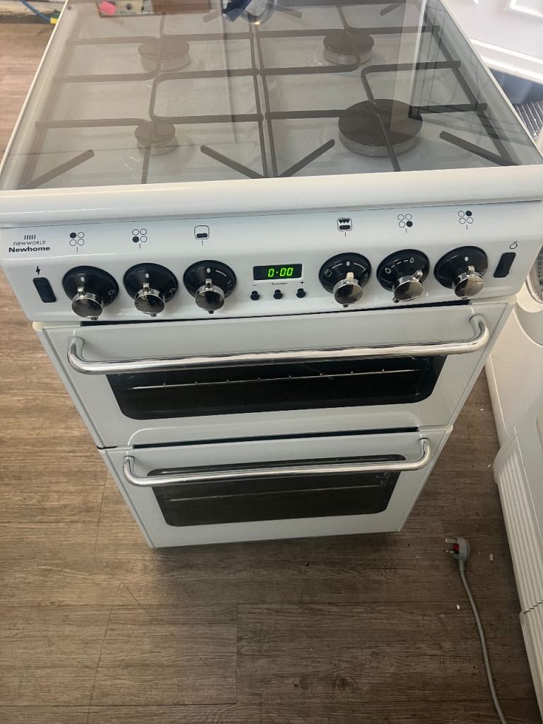 NEW WORLD GAS COOKER  excellent condition can deliver 