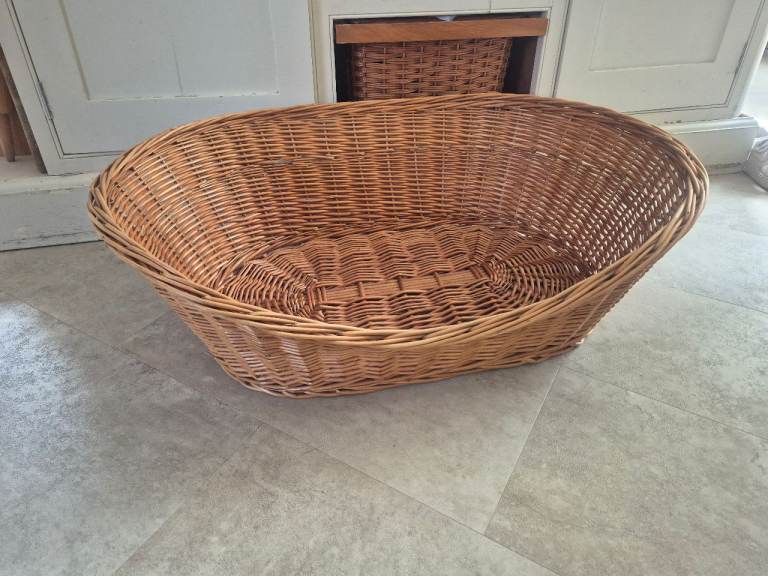 Wicker dog basket 