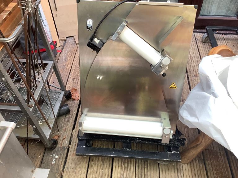 Pizza dough roller