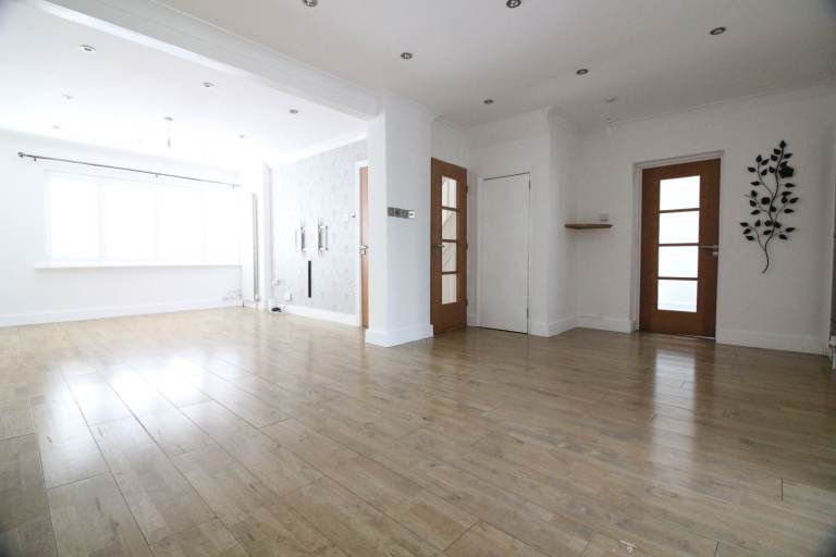 HUGE REFURBISHED THREE/FOUR BED FAMILY HOUSE- HAYES HILLINGDON UXBRIDGE SOUTHALL