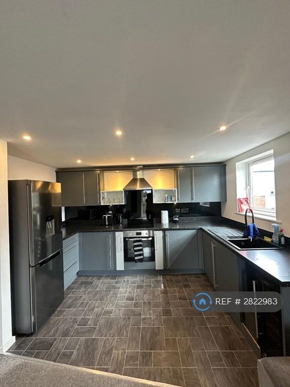 3 bedroom flat in Elmira Way, Manchester, M5 (3 bed) (#2822983)