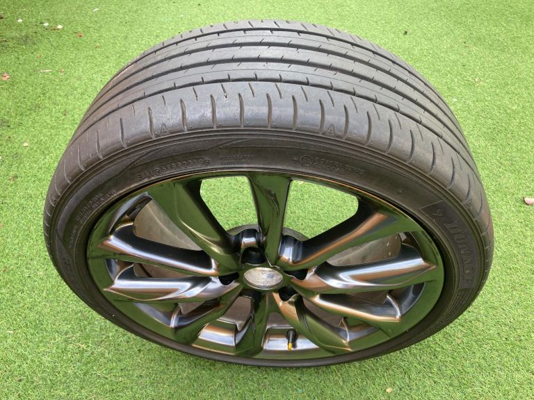 19 inch 235/40R19 wheel and tyre