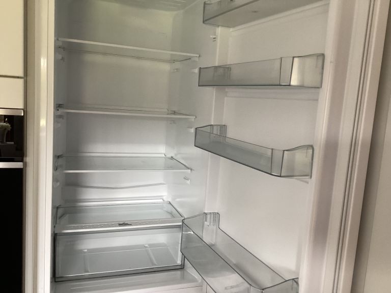 NordMende integrated fridge freezer shelves and drawers