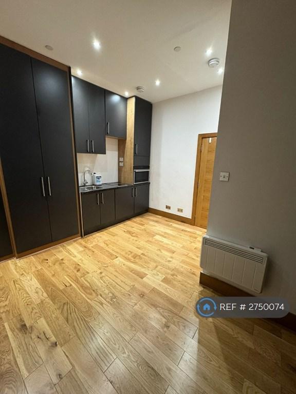 Studio flat in Kilburn High Road, London, NW6 (#2750074)